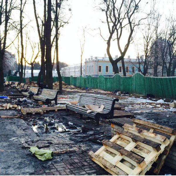 После "антимайдана" Мариинский парк выглядит плачевно. Фото: Сергей Гайдай