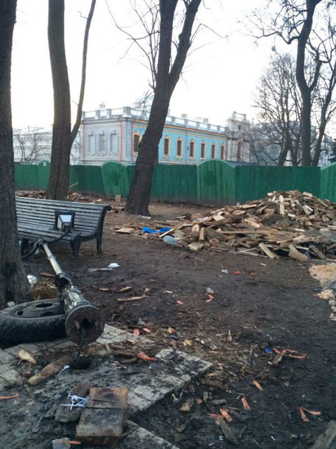 После "антимайдана" Мариинский парк выглядит плачевно. Фото: Сергей Гайдай