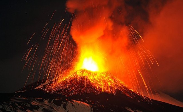 Самый активный вулкан в Европе, Этна, на острове Сицилия, извергает лаву 16 ноября.