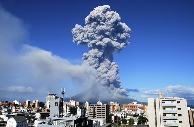 Вулкан Сакурадзима со своим столбом пепла у города Кагосима, остров Кюсю, Япония, 18 августа.