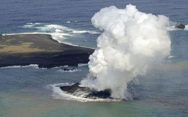 Появившийся у берегов Японии остров, вследствие вулканической активности, 21 ноября.