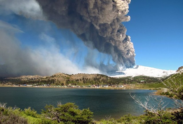 Вид на извержение вулкана Копахуе, провинция Неукен, Аргентина.