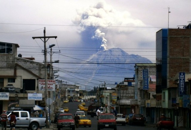 Вид на вулкан Тунгаруа из городка Риобамба, Эквадор.