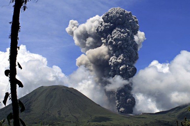 Индонезийский вулкан Локон, остров Сулавеси.