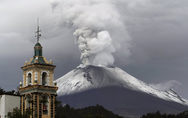 Мексиканский вулкан Попокатепетль близ Сантьяго Халисинтла, 7 июля.