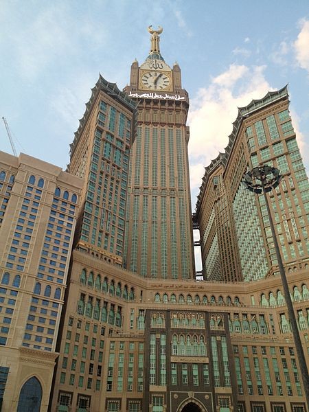2. Абрадж аль-Бейт<br />
Абрадж аль-Бейт — комплекс высотных зданий, построенный в Мекке, Саудовская Аравия. Это самое большое (но не самое высокое) сооружение в мире по массе, также это самое высокое сооружение в Саудовской Аравии и второе в мире после Бурдж-Халифа, превосходя вместе с ним в мусульманском мире башни Петронас (Куала-Лумпур, Малайзия), которые удерживали титул самого высокого сооружения в мире между 1998 и 2003 годами. Башни Абрадж аль-Бейт являются самыми заметными зданиями в Мекке благодаря своему местоположению. Они находятся, напротив от входа в мечеть аль-Харам, во дворе которой находится Кааба, главная святыня ислама. Самая высокая башня в комплексе, которая служит отелем, призвана обеспечить жильем около 100 тысяч паломников, которые ежегодно посещают Мекку для участия в хадже. Башни Абрадж аль-Бейт имеют четырехэтажный торговый пассаж и гараж для парковки машин, рассчитанный на более чем 800 автомобилей. В жилых башнях расположены квартиры для постоянных жителей города, а две вертолетные площадки и конференц-центр обслуживают бизнес-туристов. У вершины самой высокой Королевской башни установлены огромные часы диаметром 43 метра, расположены на высоте более 400 метров над землей. Четыре их циферблата установлены по четырем сторонам света. Часы-гиганты видны из любого места города, и являются самыми большими и самыми высотными часами в мире. Самый высокий из небоскребов – Часовая Королевская башня имеет высоту 601 метр. Строительство завершилось в 2012 году. Башни носят названия различных персон, мест и терминов из исламской истории.<br />
