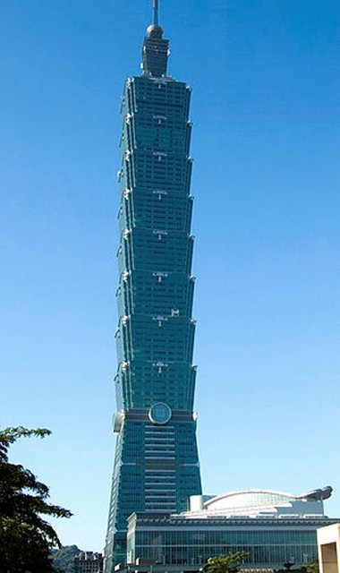 4. Тайбэй 101	<br />
Тайбэй 101— небоскреб, расположенный в столице Китайской Республики. Этажность небоскреба составляет 101 этаж, высота — 509,2 м, вместе со шпилем. На нижних этажах находятся торговые центры, а на верхних расположены офисы. Строительство небоскреба началось в 1999 году. Официальное открытие состоялось 17 ноября 2003 года, в эксплуатацию здание было введено 31 декабря 2003 года. Стоимость небоскреба составила 1,7 млрд. долларов. В этом небоскребе находятся самые быстрые лифты в мире, поднимающиеся со скоростью 60,6 км/ч. С пятого этажа до обзорной площадки на 89-м можно доехать за 39 секунд. Здание из стекла, стали и алюминия поддерживают 380 бетонных опор, каждая из которых уходит в землю на 80 м. Опасность обрушения при урагане или землетрясении снижает огромный 660-тонный шар-маятник, помещенный между 87 и 91 этажами. По словам инженеров, башня сможет выдержать сильные колебания в течение 2500 лет. Тайбэй 101 — здание многоцелевого использования: на 1-4 этажах располагаются предприятия розничной торговли, этажи 5-6 занимает фитнес центр, на этажах 7-84 находятся офисы, этажи 86-88 занимают рестораны и бары; смотровые площадки расположены на этажах 89, 91 и 101. Этажи 92-100 являются техническими этажами.<br />
