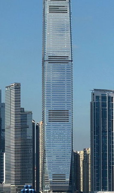 6. Международный коммерческий центр<br />
Международный коммерческий центр – 118-этажный, 484-метровый небоскреб, построенный в 2010 году в западной части района Коулун, города Гонконг. Это самое высокое здание в городе. Небоскреб является частью проекта Юнион-сквер. Строительство осуществляют оператор гонконгского метрополитена ССО Corporation Limited и генеральный застройщик Sun Hung Kai Properties. Официальное название проекта — Union Square Phase 7, название 