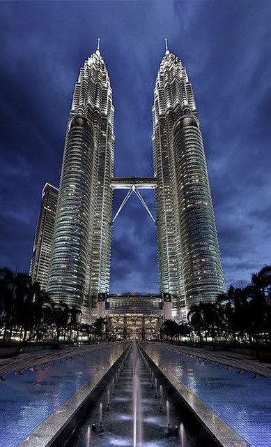 7. Башни Петронас<br />
Петронас — 88-этажный небоскреб. Высота — 451,9 метров. Находится в столице Малайзии, Куала-Лумпуре. В проектировании небоскреба участвовал премьер-министр Малайзии Махатхир Мохамад, который предложил построить здания в 