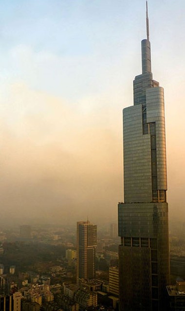 8. Финансовый центр Наньцзин Гринлэнд<br />
Финансовый центр Наньцзин Гринлэнд — сверхвысокое здание, в котором размещен деловой центр города Нанкин (КНР). Высота здания — 450-метров. 8-е место в мире и 3-е в Китае среди небоскребов по высоте. Строительство окончено в 2009 году. Финансовый центр Наньцзин Гринлэнд на январь 2013 года является третьим по высоте небоскребом в КНР. Башня смешанного использования — в здании располагаются офисные помещения, нижние этажи оборудованы под магазины, торговые центры и рестораны, также имеется общественная обсерватория. Здание расположено у озера Сюаньу. На 72-этаже (287 м) имеется смотровая площадка, с которой открывается панорамный вид на город Нанкин и соседние реки Янцзы, два озера и горы Нинчжэн.<br />
