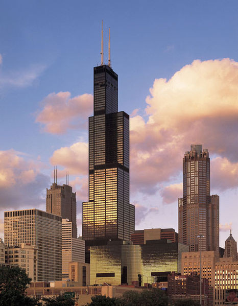 9. Уиллис-тауэр<br />
Уиллис-тауэр — небоскреб, находящийся в городе Чикаго, США. Высота здания 443,2 м / 110 этажей. Начало строительства — август 1970 года, окончание — 4 мая 1973 года. Сооружение состоит из девяти квадратных труб, образующих в основании здания большой квадрат. Он стоит на бетонных с каменной насыпкой сваях, вбитых в лежащую под ним твердую породу. На 50 этажей поднимаются девять сварных стальных труб. Затем здание начинает сужаться. Еще семь труб идут до 66-го этажа, а пять поднимаются до 90-го этажа, и только две трубы образуют оставшиеся 20 этажей. На крыше установлены две телевизионные антенны. Туалетные помещения на 103-м этаже расположены на высоте 412 метров над уровнем улицы. Здание показано в фильме 
