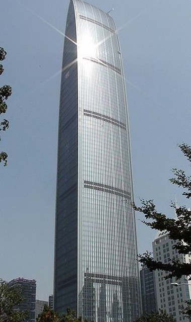 10. Kingkey 100<br />
Kingkey 100 — сверхвысокий небоскреб в городе Шэньчжэнь, в китайской провинции Гуандун, прежде известный как Kingkey Finance Center Plaza. Многофункциональное здание, высота которого 442 метра, построенное в стиле модернизм. На 100 этажах здания расположились офисные помещения (68 этажей), отель St. Regis Hotel (22 этажа), торговый центр KK Mall, а на верхних четырех этажах находятся 38-метровый 
