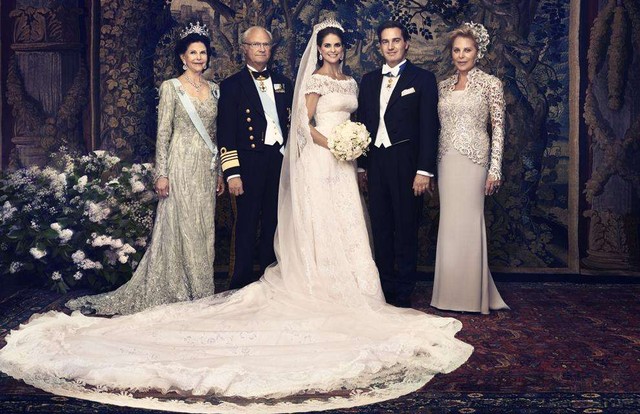 Принцесса Мадлен и Кристофер  О'Нилл<br />
Принцесса Мадлен—  вторая дочь короля Швеции Карла XVI Густава и королевы Сильвии. При крещении ей был пожалован титул герцогини Гелсингландской и Гестрикландской (по названию родовых имений шведских королей). Также она носит титул Принцессы Швеции. 24 октября 2012 года отец принцессы король Карл Густав объявил о помолвке Мадлен с  американским бизнесменом Кристофером О’Ниллом. Пара познакомилась около 2 лет назад в Нью-Йорке. Кристофер присутствовал на крестинах племянницы Мадлен — дочери крон принцессы Виктории принцессы Эстель. Свадебная церемония принцессы Мадлены и Кристофера О’Нилла состоялась 8 июня 2013 года в Стокгольме. 3 сентября 2013 года на официальном сайте королевского дома пара сообщила, что в марте 2014 года ожидает рождения ребенка. 5 ноября 2013 года стало известно, что у супругов будет дочь, которая должна родиться 25 февраля 2014 года.<br />
