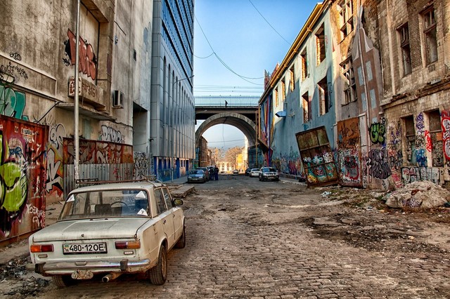 Контраст. На стыке двух миров: заброшенные трущобы и свежие граффити