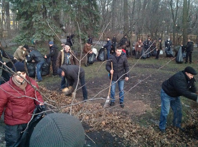 Митингующие с Евромайдана провели уборку после митинга "регионалов". Фото: Андрй Парубий