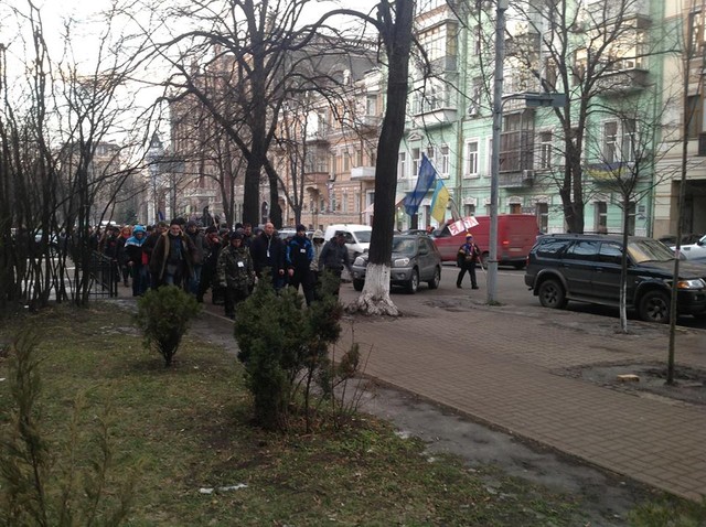 Митингующие с Евромайдана провели уборку после митинга "регионалов". Фото: Андрй Парубий