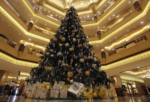  Елка с   драгоценными  камнями  в Абу-Даби <br />
Стоимость новогоднего наряда елки составляет 11 миллионов долларов. Елка попала в Книгу рекордов Гиннеса, как самая дорогая из устанавливаемых шикарных елок. Высота ее составляет 12 метров. 