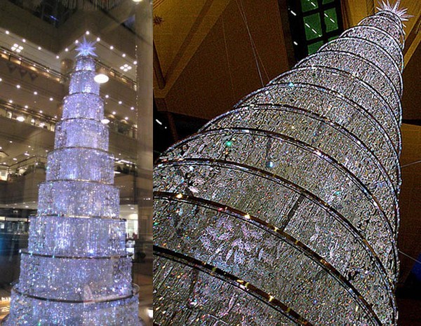 3. Елка из кристаллов Swarovski<br />
Swarovski  один из ведущих производителей кристаллов во всем мире, в этом году представил конструкцию необычного элегантного дерева. Елка выполнена из более чем 2000 кристаллов. Елка расположена в торговом центре Siam Paragon в Таиланде.Вторая елка с использованием кристаллов Swarovski расположена на центральном железнодорожном вокзале Цюриха, она состоит из 7000 кристаллов.<br />
