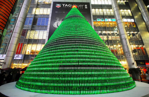 Елка из бутылок<br />
Из 1000 пивных бутылок Heineken сделали елку в Шанхае. На создание громадной елки ушла тысяча бутылок Heineken. Цвет упаковки этого пива подошел идеально — елка стала абсолютно зеленой.<br />
