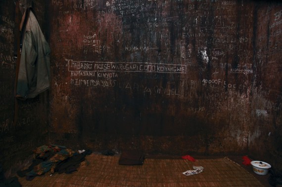 2. Тюрьма Мпемба в Бурунди<br />
Заключенные содержатся там неограниченное количество времени, в этих стенах дети рождаются и умирают, а насилие и избиение являются обычным делом. Посреди всего этого  находится один из самых странных барьеров в истории тюрем. Стена, проходящая прямо по центру тюрьмы и изначально построенная для того, чтобы отделять мужское население тюрьмы от женского, испещрена дырами. Идея состоит в том, что заключенные выстраиваются в линию по обеим сторонам стены, и так снимают свое сексуальное напряжение через стену. В результате, уровень беременности среди женского населения тюрьмы зашкаливает. Тем не менее, охранники ничего не делают, чтобы остановить эту практику, и даже иногда сами ею пользуются.<br />
