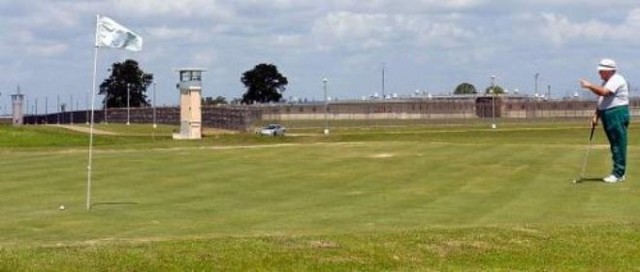 7. Тюрьма, с собственным полем для гольфа<br />
Государственная тюрьма Луизианы является, наверное, единственной тюрьмой особо строгого режима на Земле, которая располагает полем для гольфа, и это еще не все. В здании есть своя радиостанция, печатный станок, телевизионная студия и взлетно-посадочная полоса. Тюрьма больше похожа на самостоятельно функционирующий город, заполненный жестокими преступниками. Другими словами, она похожа на Нью-Йорк будущего из фильма 