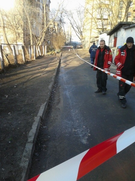 Жители домов по ул. Ванды Василевской чуть не отравились ртутью. Фото: ГосЧС Киева