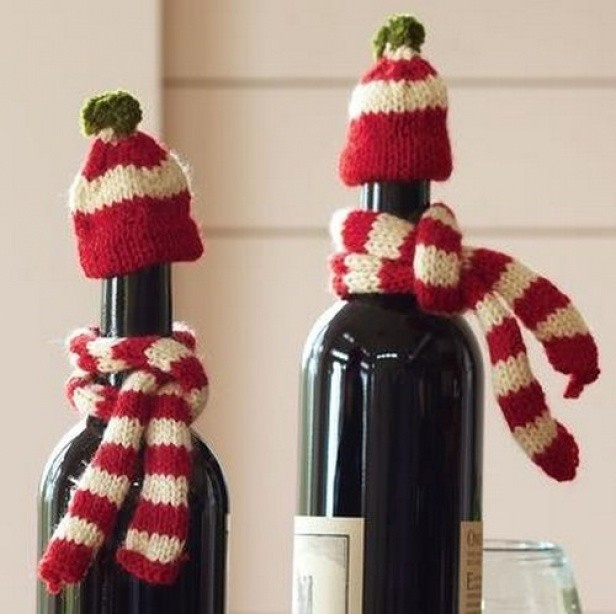 Бутылку хорошего вина можно презентовать в шапочке и шарфике