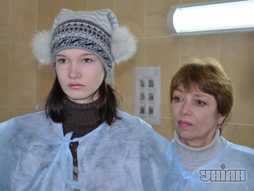 Александра Попова и ее мама Алла Гудзь передали Николаевской БСМП медоборудование