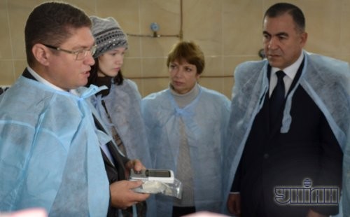Александра Попова и ее мама Алла Гудзь передали Николаевской БСМП медоборудование