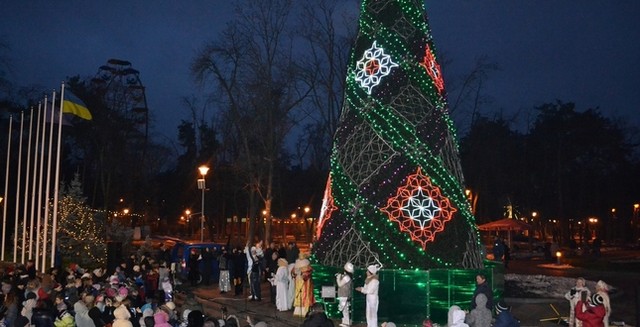 В Днепровском районе главную елку установили в парке. Фото: Днепровская РГА