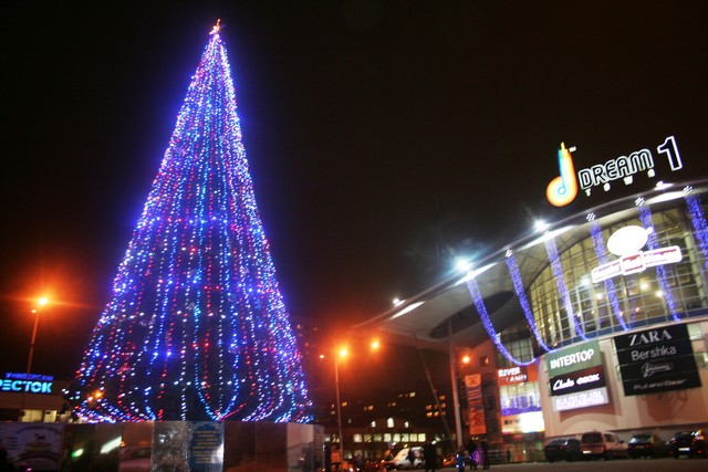 Главная елка Оболони – возле торгового центра. Фото: Оболонская РГА