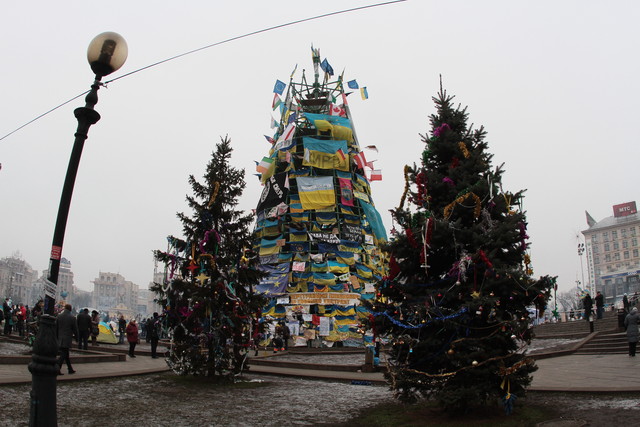 Возле знаменитой елки на Евромайдане украсили маленькие деревья, растущие на площади. Фото: Юрий Кузнецов, "Сегодня"