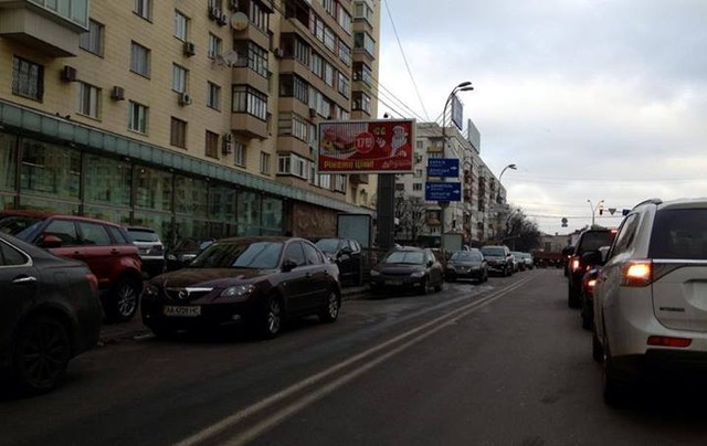 Припаркованные на Щорса машины можно объехать только по встречке. Фото: "Неинтересный Киев"