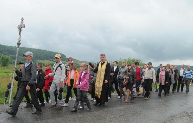 В далеком Кальне. Дети и подростки вместе с отцом Иваном каждый год ходят пешком к святым местам 
