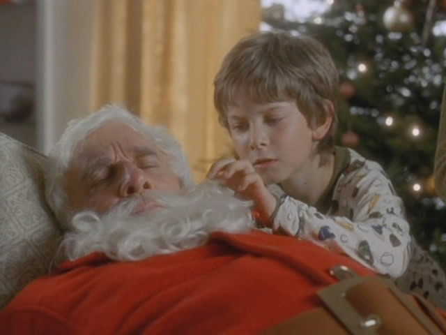 Каникулы Санта Клауса<br />
Каникулы Санта Клауса — телефильм, первый показ которого состоялся в 2000 году на телеканале ABC, в главной роли Лесли Нильсен, режиссер Уильям Диар. Сюжет основан на том, что прямо перед Рождеством у Санта Клауса пропала память. Сюжет начинается с того, что Санта-Клаус случайно выпал из своих волшебных саней и упал на капот машины Питера. С ним, вроде бы, все в порядке, но он совершенно не помнит, кто он такой. Репортер Питер решил сделать программу, в которой он хотел помочь Санте найти родственников и заодно поднять свой рейтинг у телезрителей. Санта стал работать в торговом центре, где и происходили съемки передачи Питера. Все думали, что это не настоящий Санта-Клаус. Единственный, кто подозревал в бородатом дедушке настоящего Санта-Клауса, это семилетний сын Клер — Зак. Тем временем помощники Санта Клауса — эльфы, под предводительством своего эльфа-босса Макса, — начинают разыскивать своего старого доброго шеф.<br />
