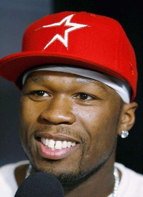 50 Cent<br />
В 2010 году в дом репера 50 Cent в Коннектикуте пробрались воры. Один из грабителей был найден в совершенно неожиданном месте – в кладовке с бутылкой вина, которую он прихватил у 50 Cent. 19-летний Александр Эрнандес и 21-летний Сантос Падилья были задержаны после того, как охранники вызвали полицию из-за подозрительного автомобиля, припаркованного недалеко от дома репера.<br />
