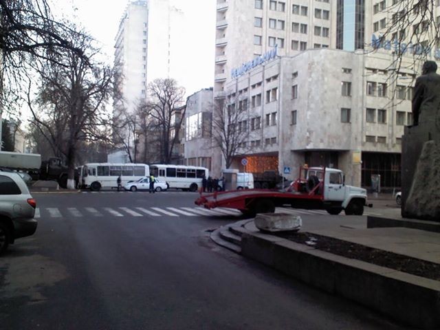 Все дороги, ведущие к правительственному кварталу, перекрыты. Фото: Сергій Кузеванов