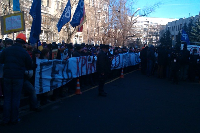 Митингующие принесли транспарант с надписью "Прочь кровавого министра" и скандировали эту фразу.  Фото: Нинько Д., Сегодня.ua