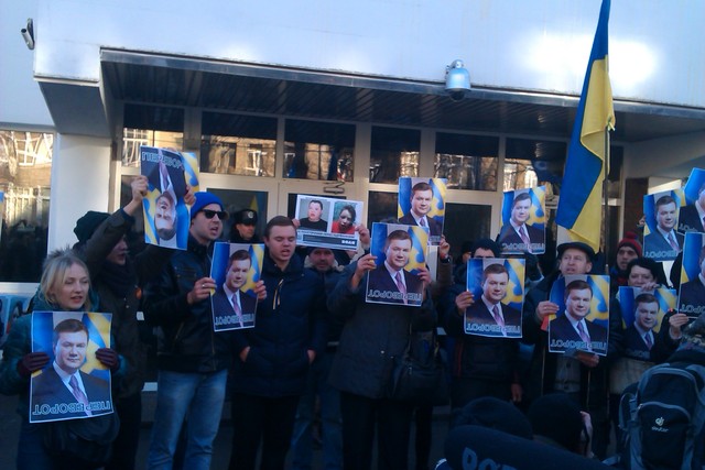 Активисты провели под МВД акцию. Сначала они ровно держали портреты президента Януковича...Фото: Нинько Д., Сегодня.ua