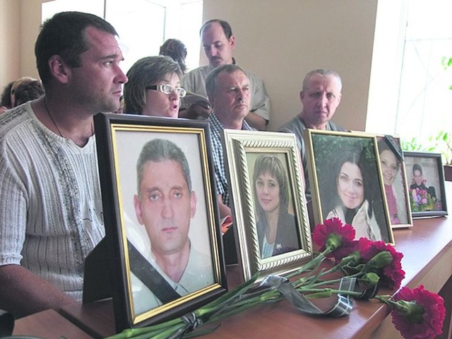 Близкие. Родственники погибших приходили в суд с их фотографиями. Фото: comments.ua<br />
