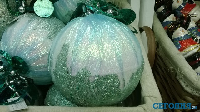Большой шар на елку из папье-маше в магазине и стоит 110 гривен