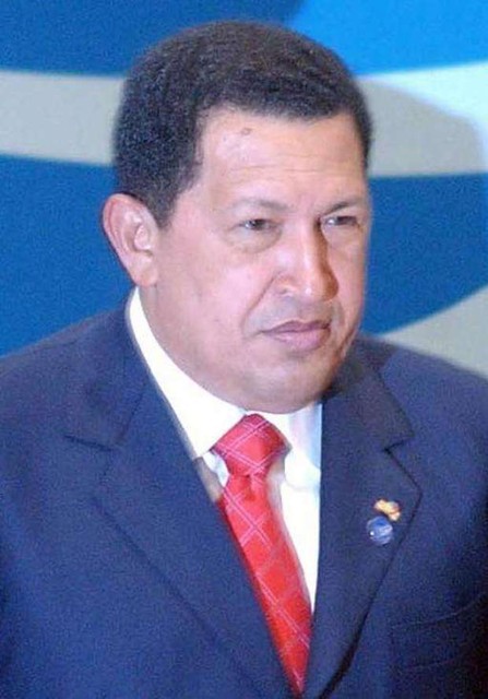 Уго Чавес <br />
Уго Чавес — венесуэльский государственный и военный деятель, президент Венесуэлы с 1999 по 2013 год, глава Единой социалистической партии Венесуэлы с 2007 по 2013 год. 31 мая 2012 появились сообщения о точном диагнозе Чавеса: он болен агрессивным типом рака — метастатической рабдомиосаркомой. По оценке источника, близкого к Чавесу, болезнь вошла в последнюю стадию, и жить венесуэльскому лидеру осталось не более двух месяцев. 9 декабря 2012 вновь отправился на Кубу, где Чавесу предстояла четвертая операция по удалению злокачественных клеток из организма. Перед отлетом назвал своим преемником вице-президента Венесуэлы Николаса Мадуро, заверив, что тот продолжит курс на социалистические преобразования. 4 января 2013 года состояние здоровья Чавеса ухудшилось, основное заболевание осложнилось тяжелой респираторной инфекцией, объявил министр информации Венесуэлы Эрнесто Виллегас. Уго Чавес умер 5 марта 2013 года в 16:25 по венесуэльскому времени. О смерти Чавеса объявил вице-президент Венесуэлы Николас Мадуро по национальному телевидению. Непосредственной причиной смерти стал обширный инфаркт. 8 марта Николас Мадуро заявил, что тело Чавеса будет забальзамировано, но 14 марта власти Венесуэлы после консультаций с российскими специалистами отказались от этого. Гроб с телом Чавеса помещен в мраморный саркофаг и установлен на постаменте в форме цветка, окруженного водой.<br />

