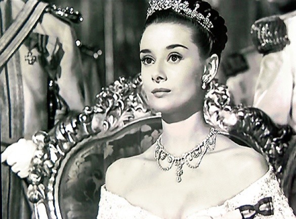 Сбежавшая принцесса<br /><br />
"Римские каникулы". Одри Хепберн <br /><br />
Если кто и создан для того, чтобы играть королевских особ, так это хрупкая и очаровательная Одри Хепберн. Правда, принцесса в ее послужном списке была только одна – Анна в "Римских каникулах", зато какая – настоящая королевская особа! <br /><br />
История о наследнице престола одной из европейских держав, сбежавшей от своих охранников и устроившей себе каникулы в Риме в компании симпатичного журналиста в исполнении Грегори Пека, никого не оставила равнодушным. <br /><br />
Интересно, что Хепберн была третьей претенденткой на эту роль, до нее сыграть Анну предлагали Элизабет Тейлор и Джин Симмонс. В какой-то степени роль оказалась пророческой – нет, принцессой актриса не стала, зато картина принесла Одри "Оскар" и известность во всем мире.