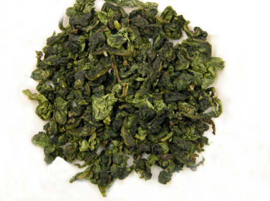 Чай Тенуаньинь<br />
Тегуаньинь — китайский крупно листовой чай. Для его производства лист собирают более зрелый, чем для зеленого чая. Слабая ферментация сохраняет витамины и танин, активизирует кофеин и создаёт условия для образования новых эфирных масел и соединений, придающих чаю своеобразный вкус и особо сильный пряно-фруктовый аромат. Технология изготовления состоит из 11 этапов. Стоимость чая – 6,600 тысяч долларов.<br />
