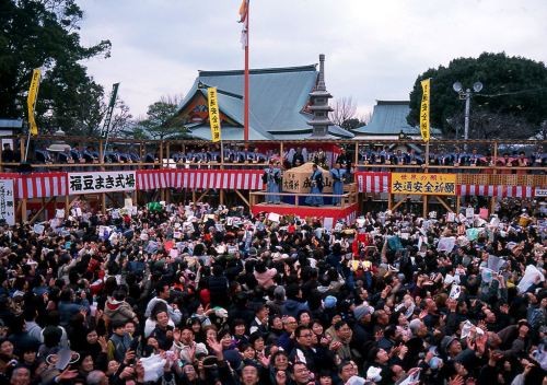 Сэцубун<br />
В Японии праздник Сэцубун  — последний день перед началом каждого сезона, но обычно его относят к наступлению весны. Фактически — японский Новый год по лунному календарю. Следующий день называется риссюн. Отмечается 3 февраля и является частью фестиваля наступления весны Хару-мацури. Праздник связан с ритуалом изгнание демонов . Для этого используются соевые бобы, которые разбрасываются как дома возле Камидана, так и в буддистских и синтоистских храмах по всей Японии. Жареные соевые бобы дома обычно разбрасывает мужчина, родившийся в год соответствующего животного по лунному календарю, но иногда специально приглашают прославленных людей, борцов- сумо. В храмах бобы нередко заворачивают в золотую или серебряную фольгу.Этот ритуал называется мамэмаки (разбрасывание бобов). При этом произносится магическая фраза — (Демоны вон! Счастье в дом!).<br />

