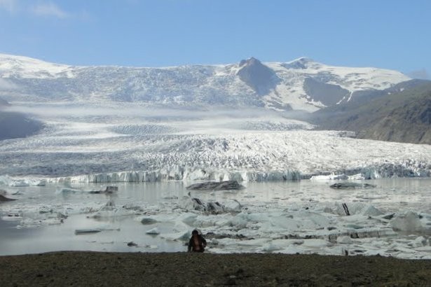Исландия<br />
Вопреки названию и наличию ледников, Исландия — отнюдь не арктическая страна. Климат в стране морской, умеренно-прохладный, с сильными ветрами, влажный и переменчивый. На погоду в Исландии влияют два морских течения (тёплое Североатлантическое, продолжение Гольфстрима, и холодное Восточно-Гренландское) и арктический дрейфующий лёд, который скапливается на северном и восточном побережьях. Средняя температура января −1 °C. В один год температура упала до -40 С.<br />
