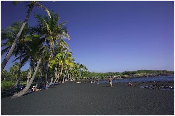 Пляж Пуналулу, Гавайи<br />
Пуналулу — самый известный в мире пляж с черными песками. Расположен он на Большом Острове на Гавайях. Вся территория пляжа окружена черными песками, образовавшихся в результате вулканической лавы, которая достигла вод океана и застыла. Пуналулу — это также сказочный мир разнообразной флоры и фауны, среди которой, известные зеленые морские черепахи и черепахи хоксбилл. <br />
