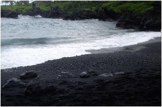 Мауи, пляж Вайанапанапа.<br />
Вода, омывая вулканические породы, крошила их, что и создало неповторимый черный песок. На территории пляжа можно увидеть уникальные места, которые удивляют своей красотою и необычностью. Туристы, которые приезжают на черный пляж Вайанапанапа могут посетить пещеры, мосты из камня, что создавались самой природой.<br />

