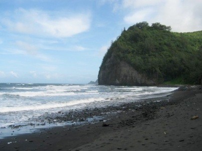 Пляж долины Пололу, Гавайи<br />
Главной особенностью пляжа здесь является не только черный песок, который появился после извержения вулкана, но и горная вершина Кохала, которая возвышается над берегом. Но, есть в этом пляже и свой недостаток – из-за слишком сильных волн плавать тут небезопасно, поэтому на черном пляже можно только прогуливаться.<br />

