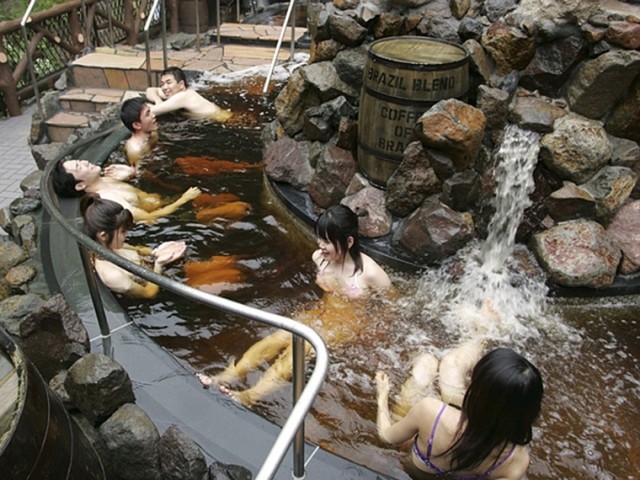 Кофейные ванны<br />
В Японии существует особая – процедура – кофейные ванны, которые помогают сохранить тонус кожи и бодрят даже самого усталого человека. Ванна представляет  собой специально подготовленную кофейную массу, разогретую в ваннах до 60 градусов.